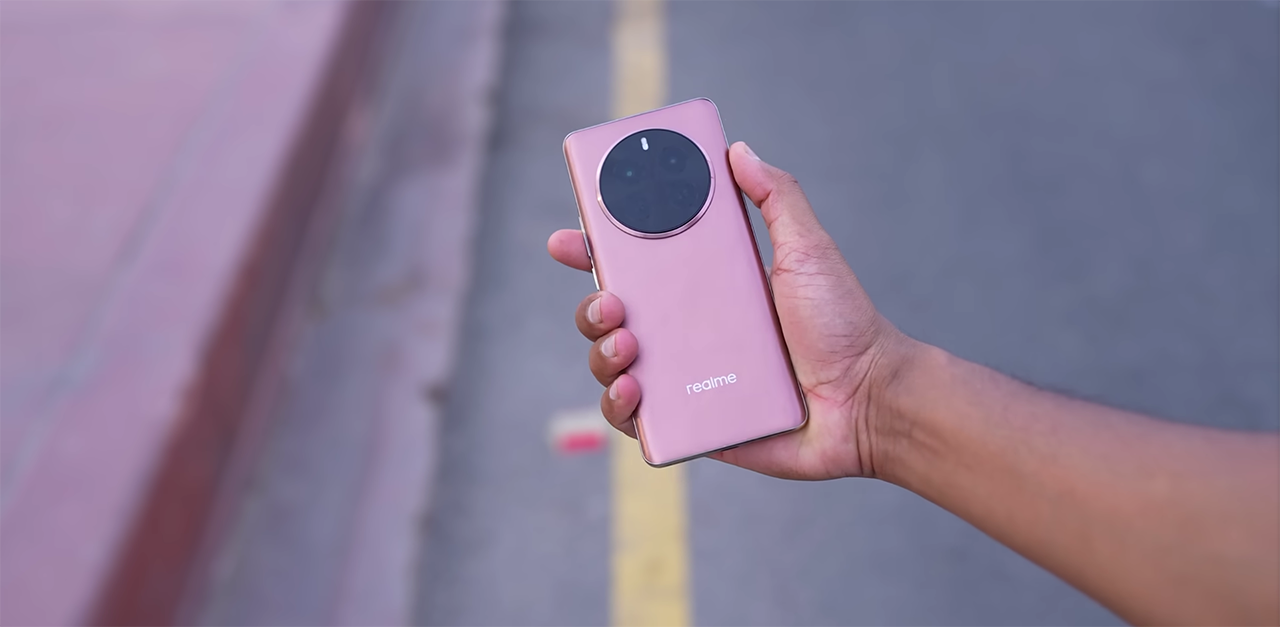 realme P1 Pro 5G có kích thước, cân nặng rất vừa phải nên cho trải nghiệm cầm nắm rất thoải mái. Nguồn: Gyan Therapy.