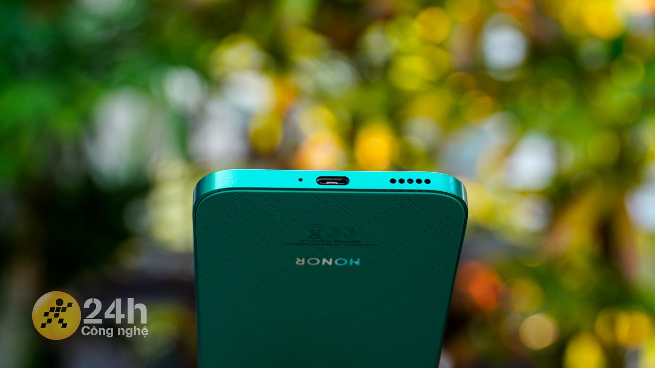 Cạnh đáy của Honor X8b chứa mic, dải loa và cổng sạc.