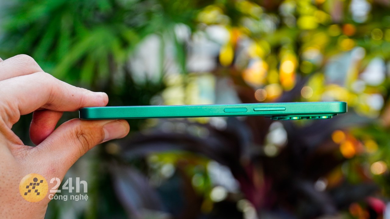 Cạnh phải của Honor X8b chứa nút nguồn và cụm phím tăng giảm âm lượng.