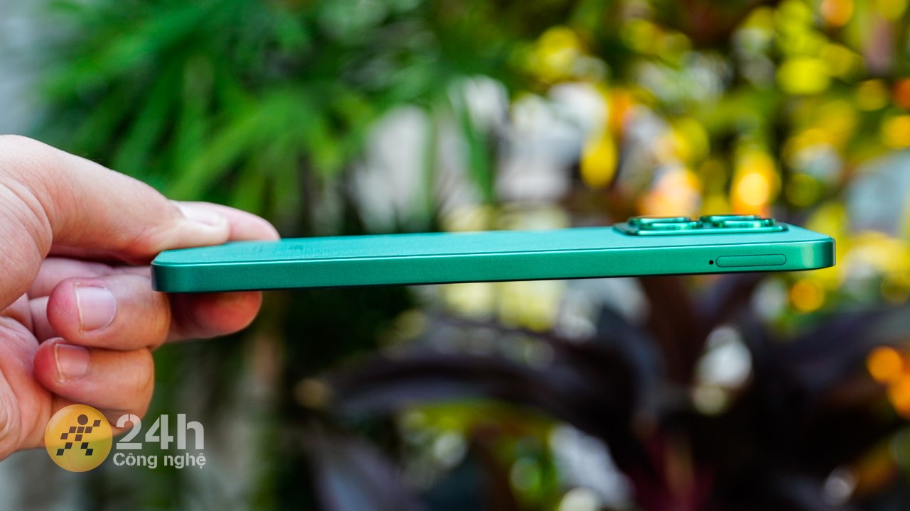 Cạnh trái của Honor X8b chứa khe cắm SIM.