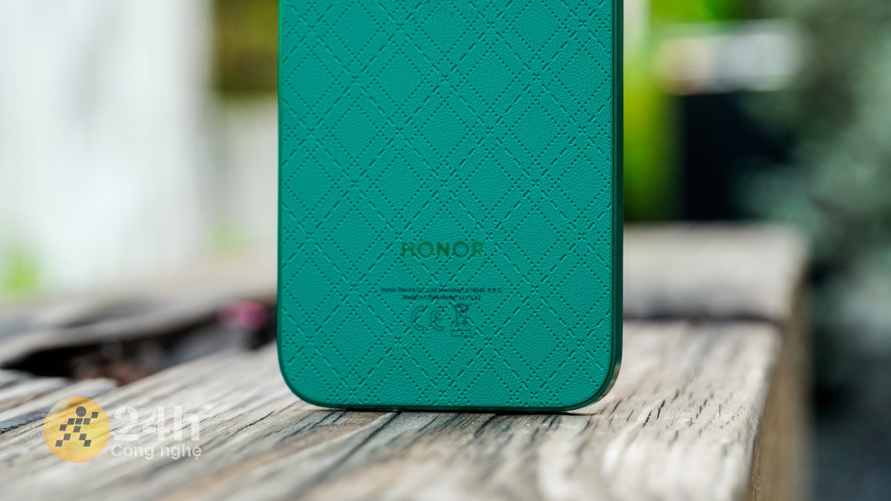 Mặt lưng da của Honor X8b được hoàn thiện rất chỉn chu.