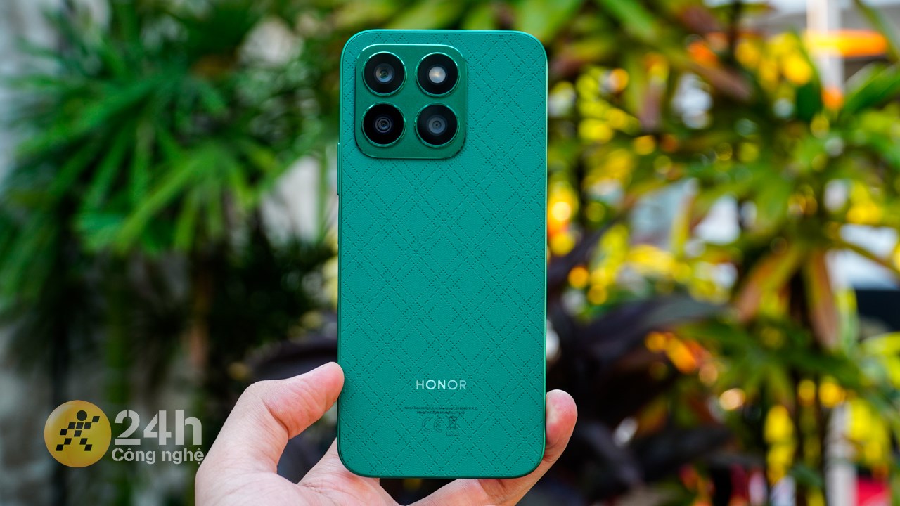 Cảm giác cầm Honor X8b trên tay rất thoải mái.