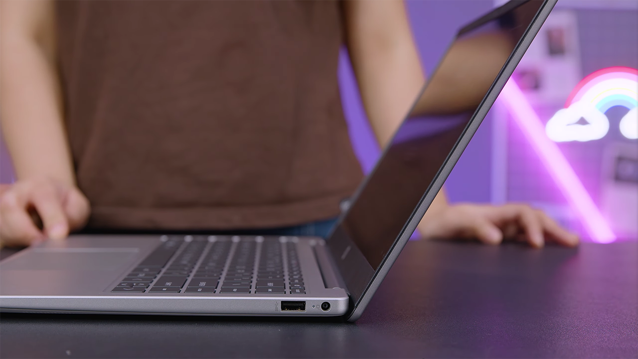 HP 245 G10 được hoàn thiện rất chắc chắn.