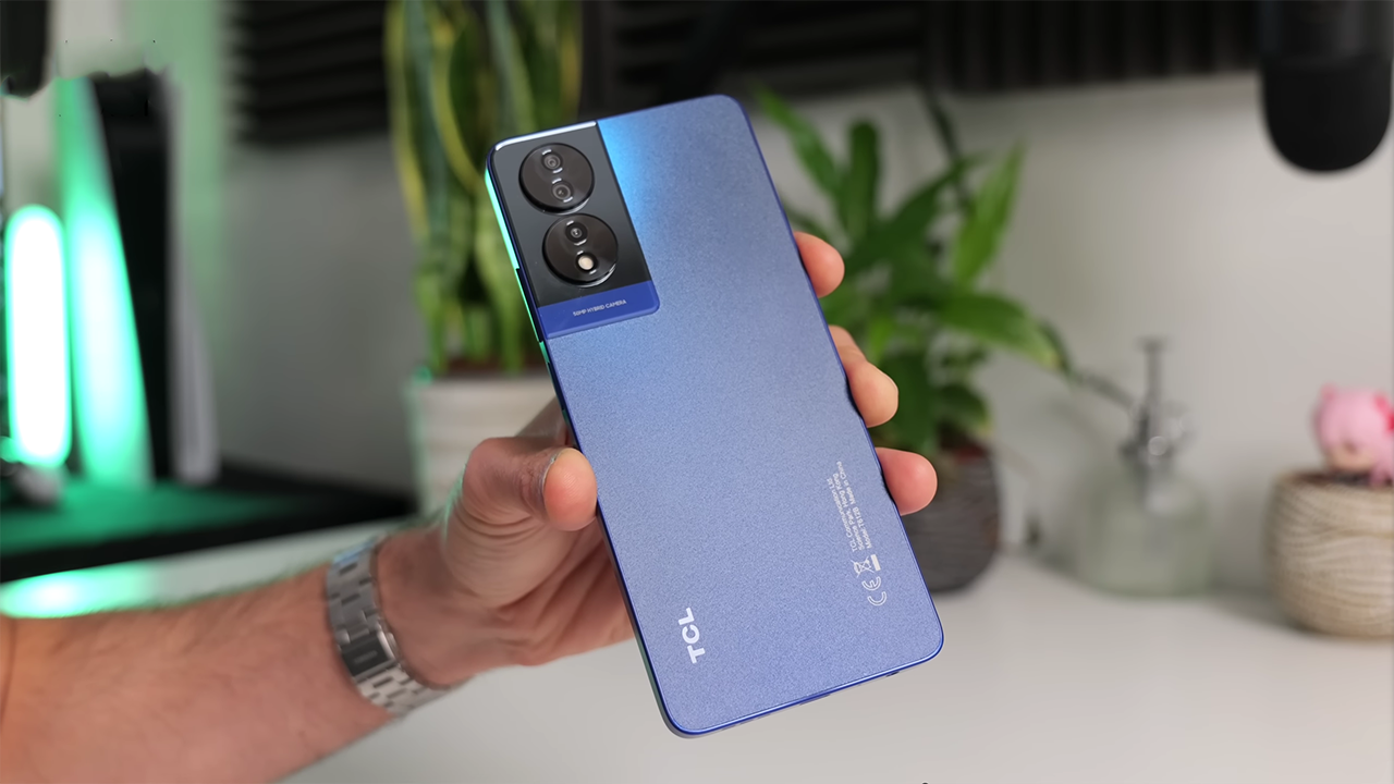 TCL 40 NXTPAPER được thiết kế theo kiểu dáng vuông vức. Nguồn: Tech Spurt. TCL 40 NXTPAPER được thiết kế theo kiểu dáng vuông vức. Nguồn: Tech Spurt.