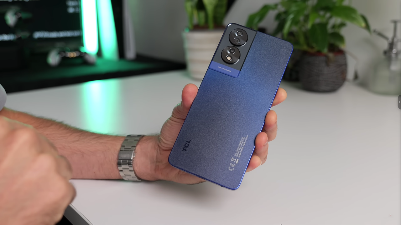 Kích thước tổng thể của thiết bị cho trải nghiệm cầm nắm thoải mái. Nguồn: Tech Spurt. Kích thước tổng thể của thiết bị cho trải nghiệm cầm nắm thoải mái. Nguồn: Tech Spurt.