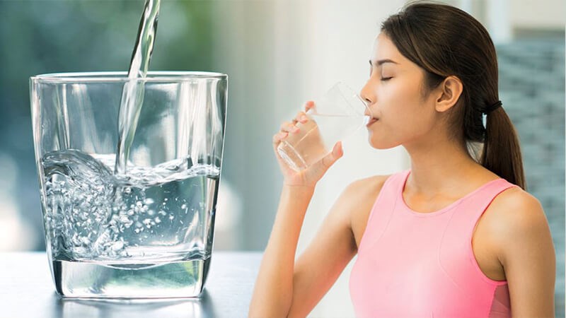 Uống đủ nước giúp da không bị khô, hạn chế tình trạng da căng và hình thành vết rạn