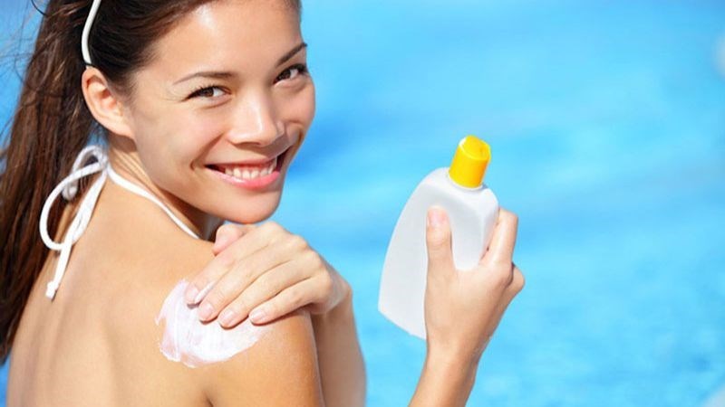Sử dụng kem chống nắng trước khi ra ngoài giúp hạn chế vết rạn trở nên trầm trọng