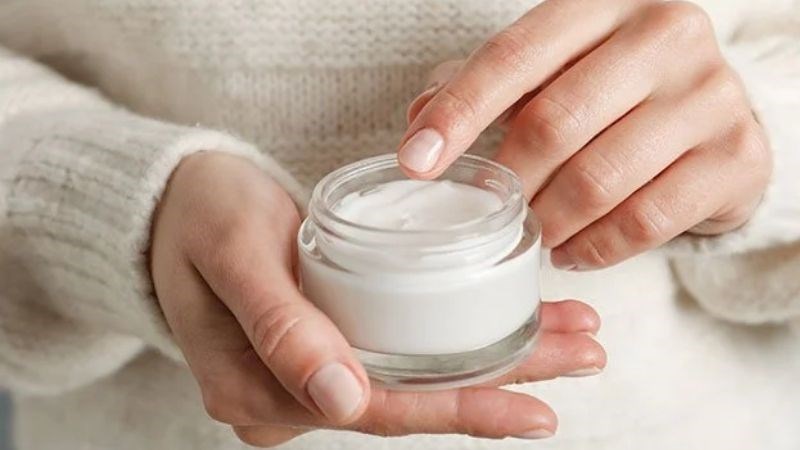 Hiện nay có rất nhiều loại kem, lotion dưỡng, gel bôi điều trị rạn da và cần kiên trì thời gian dài