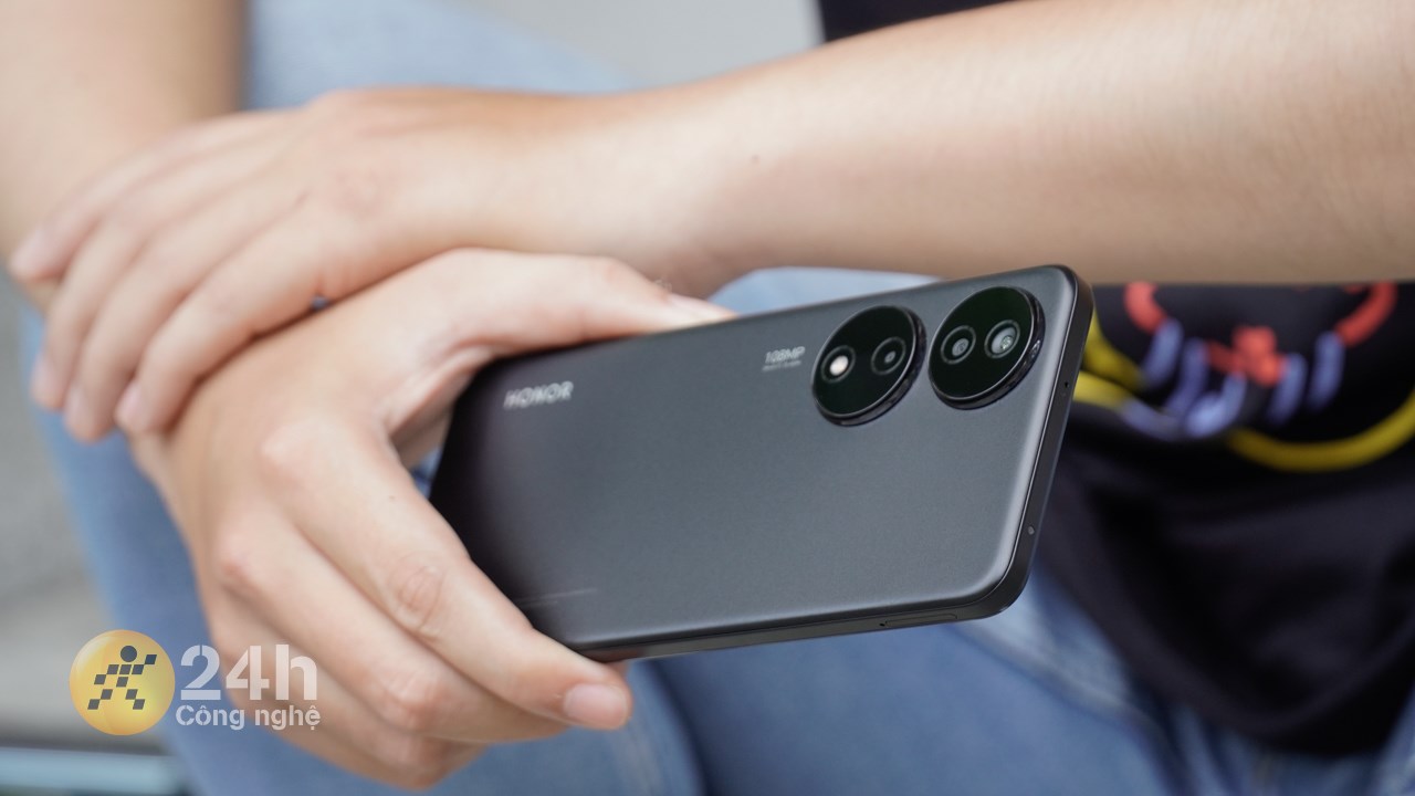 Kích thước, cân nặng HONOR X7b rất vừa phải nên cho trải nghiệm cầm nắm rất thoải mái trên tay. Kích thước, cân nặng HONOR X7b rất vừa phải nên cho trải nghiệm cầm nắm rất thoải mái trên tay.