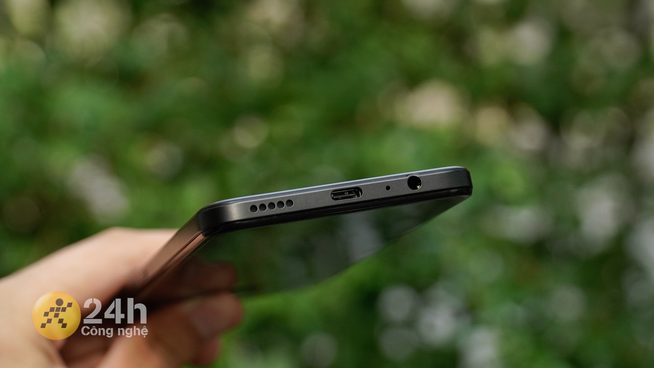 Cạnh đáy HONOR X7b chứa mic, dải loa, jack cắm tai nghe chuẩn 3.5 mm và cổng sạc. Cạnh đáy HONOR X7b chứa mic, dải loa, jack cắm tai nghe chuẩn 3.5 mm và cổng sạc.
