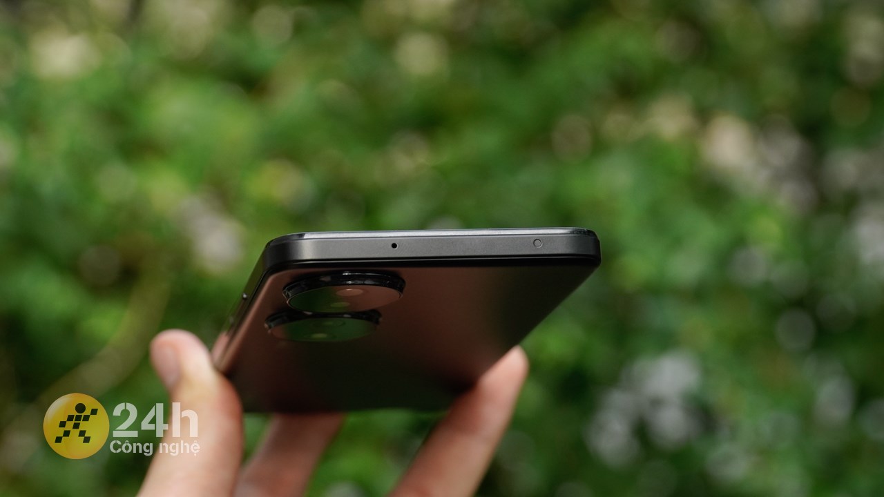Cạnh trên HONOR X7b được trang bị mic phụ. Cạnh trên HONOR X7b được trang bị mic phụ.
