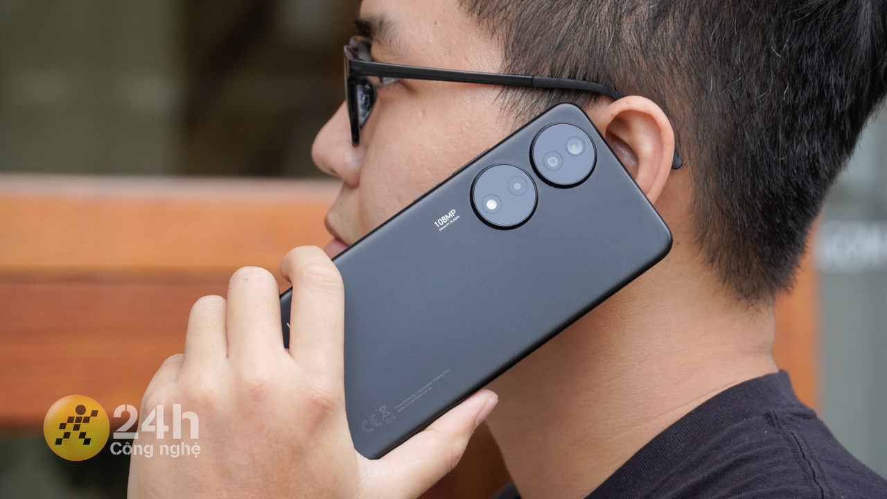 Mặt lưng HONOR X7b còn được thiết kế theo dạng bo cong và làm dạng nhám nên cho trải nghiệm cầm nắm rất ôm tay. Mặt lưng HONOR X7b còn được thiết kế theo dạng bo cong và làm dạng nhám nên cho trải nghiệm cầm nắm rất ôm tay.