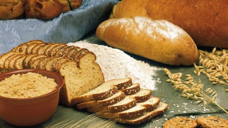 Bạn nên hạn chế ăn các thực phẩm làm từ bột mì trắng để giảm tiến triển bệnh