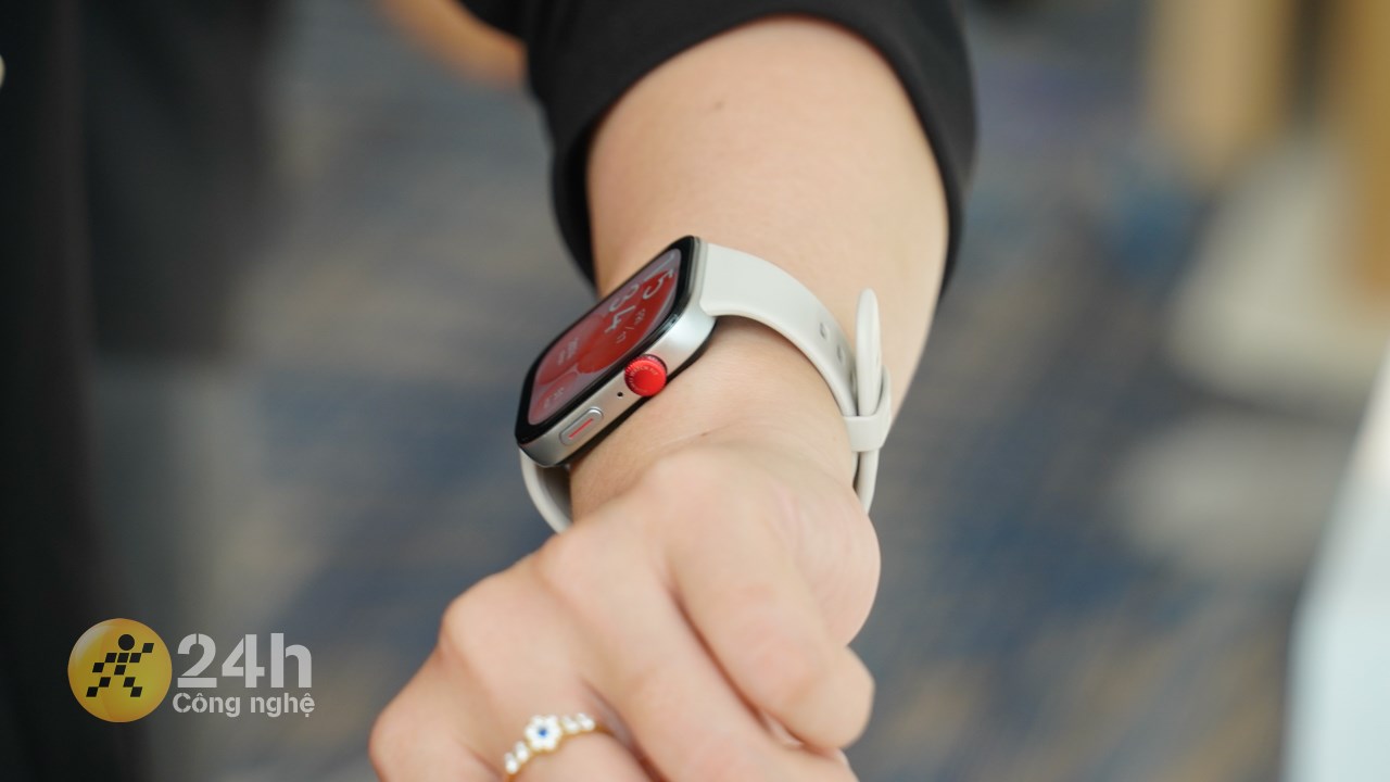 Cạnh phải Huawei Watch Fit 3 chứa núm xoay, nút bấm vật lý và mic. Cạnh phải Huawei Watch Fit 3 chứa núm xoay, nút bấm vật lý và mic.