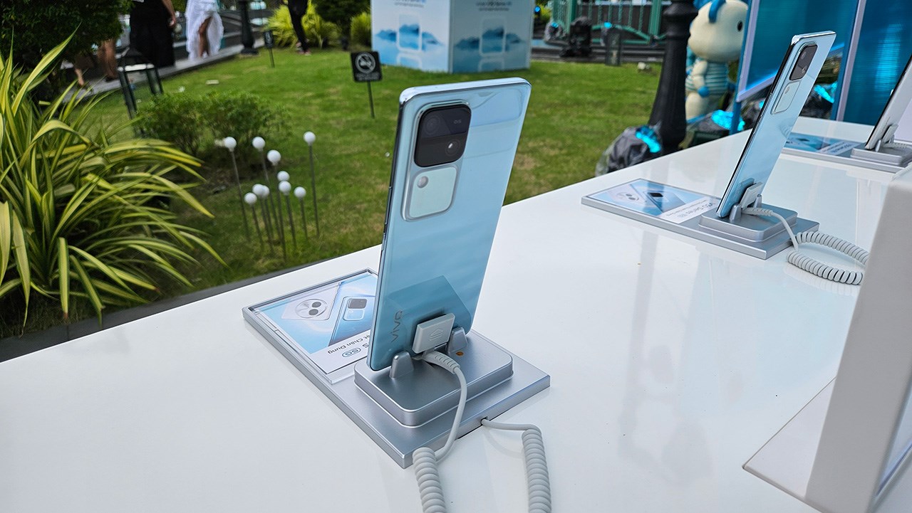 Vivo V30 nổi bật với đèn Vòng Sáng Aura Vivo V30 nổi bật với đèn Vòng Sáng Aura