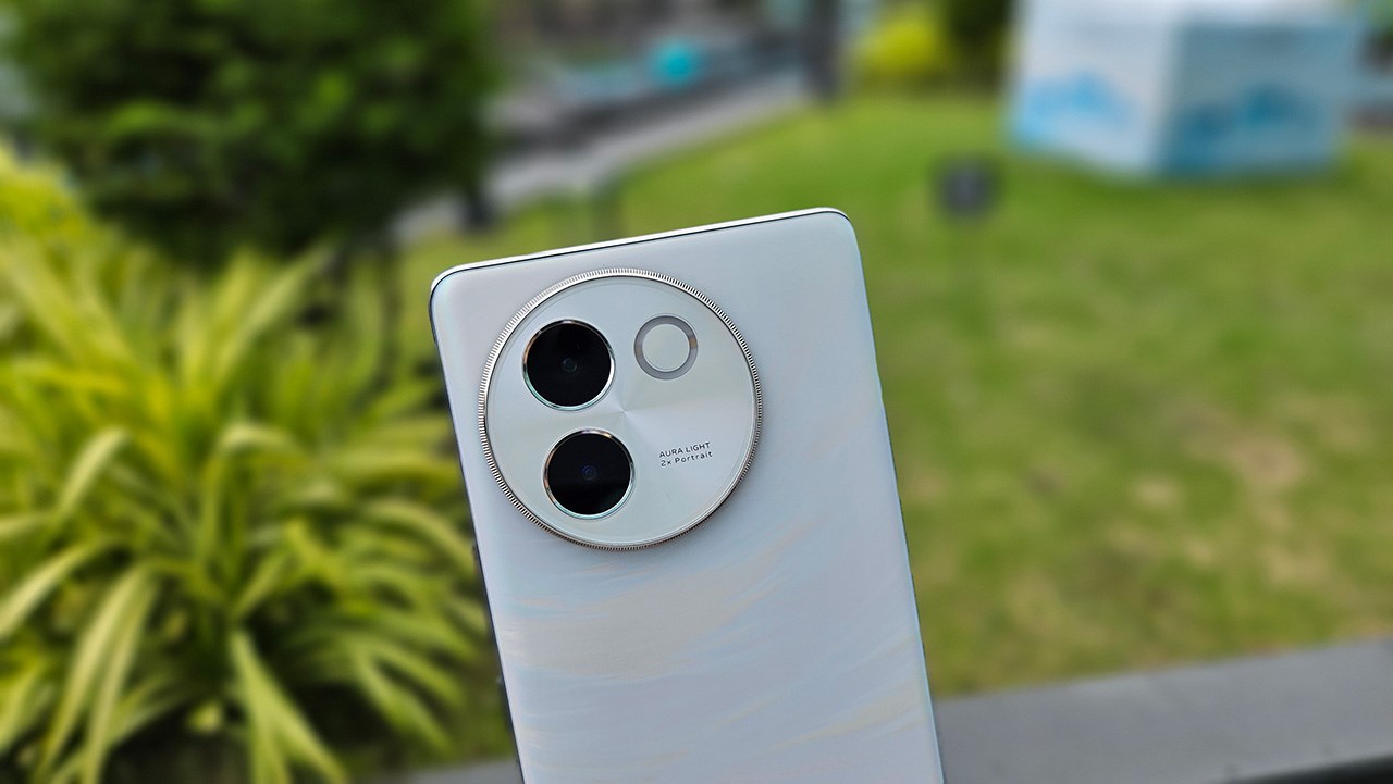 Thiết kế cụm camera nổi bật của Vivo V30e với đèn flash Vòng Sáng Aura Thiết kế cụm camera nổi bật của Vivo V30e với đèn flash Vòng Sáng Aura
