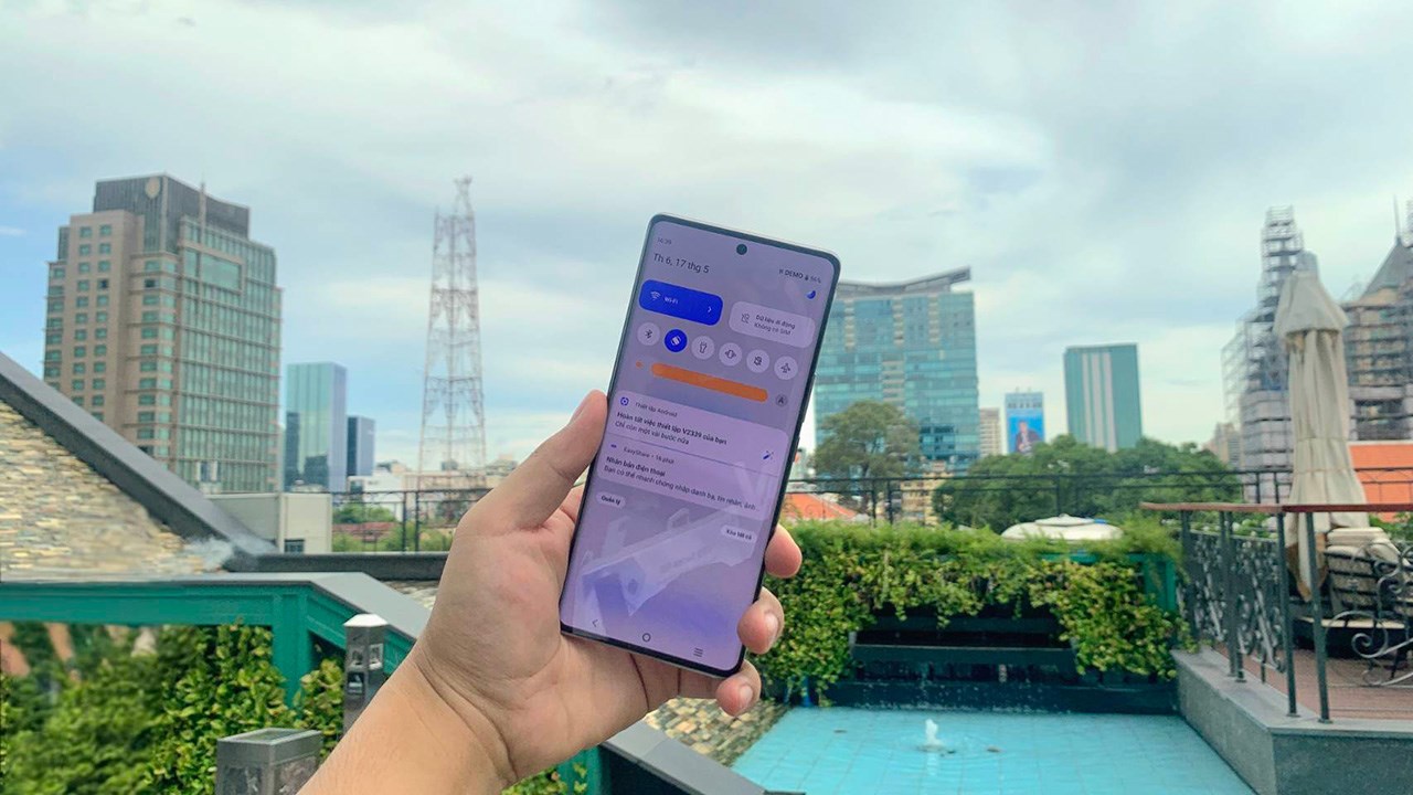 Vivo V30e được trang bị màn hình cong 3D đẹp mẳt Vivo V30e được trang bị màn hình cong 3D đẹp mẳt