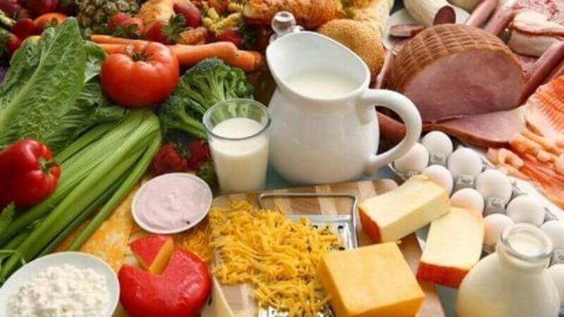 Những người mang nhóm máu B nên ăn củ cải, bông cải xanh, cà rốt, sữa bò, phô mai,...