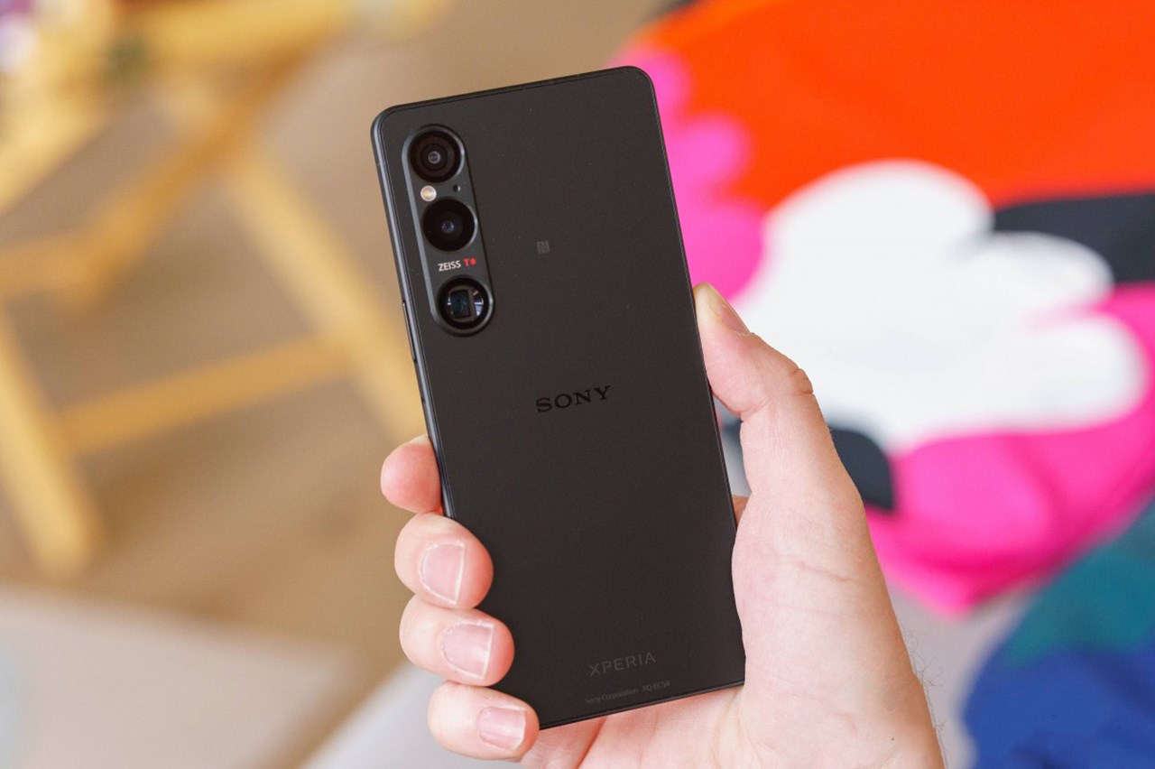 Nhờ thay đổi về kiểu dáng mà cảm giác trên tay Sony Xperia 1 VI đã thoải mái hơn rất nhiều. Nguồn: GSMArena.