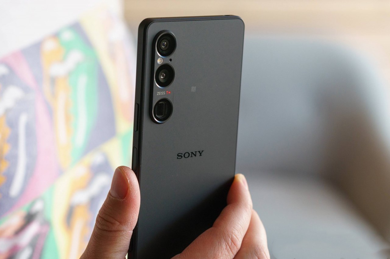 Sony Xperia 1 VI đạt độ bền cao nhờ thiết kế khung viền nhôm chắc chắn và khả năng kháng bụi/nước chuẩn IP68. Nguồn: GSMArena.