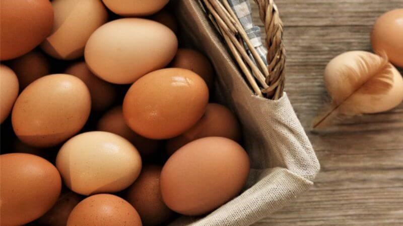 Trứng gà có thể làm da non trắng hơn, gây loang lổ và mất thẩm mỹ