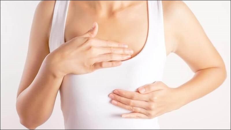 Xoa bóp ngực có tốt hay không phụ thuộc vào cách thực hiện và mức độ tác động lên ngực