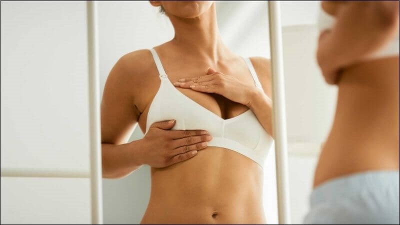 Khi tự kiểm tra vú để phát hiện dấu hiệu ung thư, nhớ kiểm tra toàn bộ khu vực bao gồm cả núm vú, quầng vú và vùng dưới nách