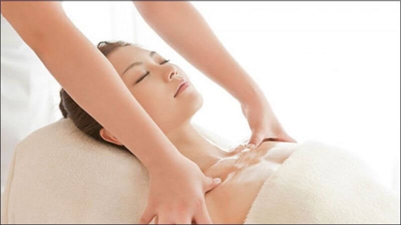 Massage ngực giúp giảm tình trạng căng cơ và tạo cảm giác thoải mái