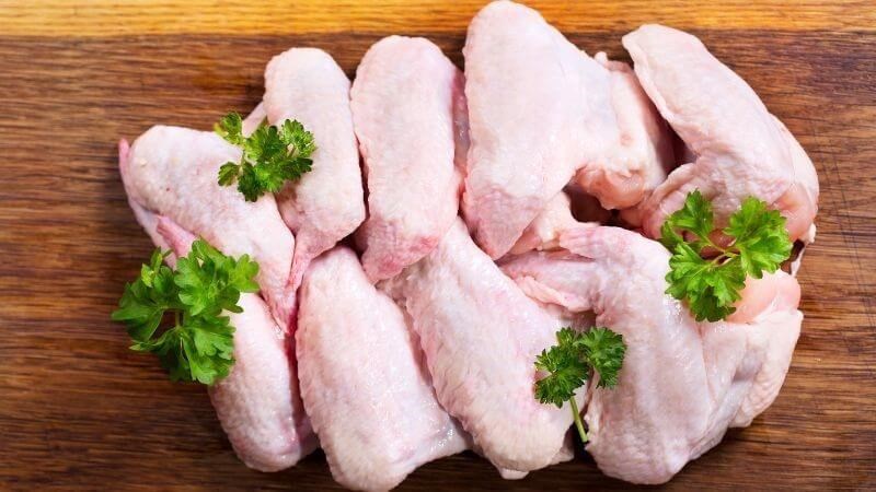 Bổ sung thịt gà vào chế độ ăn uống giúp cung cấp chất sắt và protein cho cơ thể