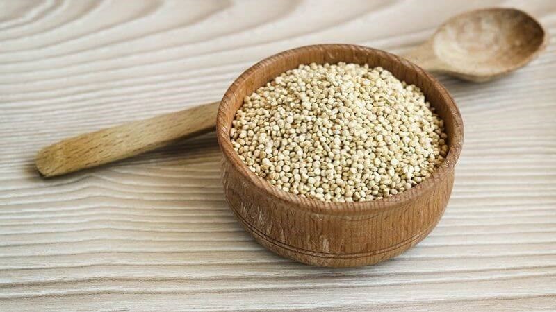 Quinoa là nguồn dinh dưỡng giàu sắt, protein và magiê, đồng thời không chứa gluten