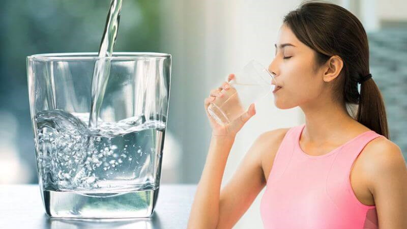 Uống đủ nước rất quan trọng, đặc biệt là trong thời kỳ kinh nguyệt