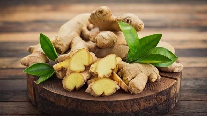 Uống trà gừng ấm có thể giúp cải thiện triệu chứng kinh nguyệt như đau và buồn nôn