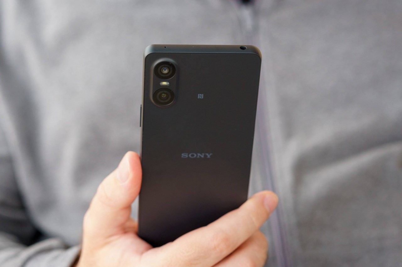 Sony Xperia 10 VI còn có cân nặng rất vừa phải để mang lại trải nghiệm cầm nắm tốt. Nguồn: GSMArena.