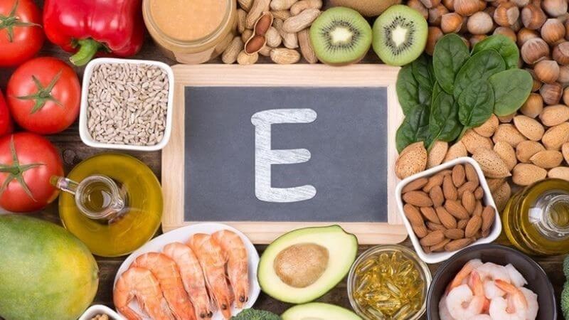 Vitamin E có nhiều trong các loại dầu thực vật, hạt, trái cây và rau quả như: quả bí ngô, dầu hướng dương, đậu phộng...