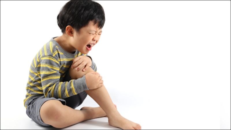 Trẻ có triệu chứng đau nhức xương khớp khi bị ung thư máu