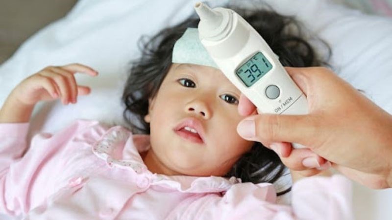 Sốt kéo dài không rõ nguyên nhân là dấu hiệu của ung thư máu ở trẻ