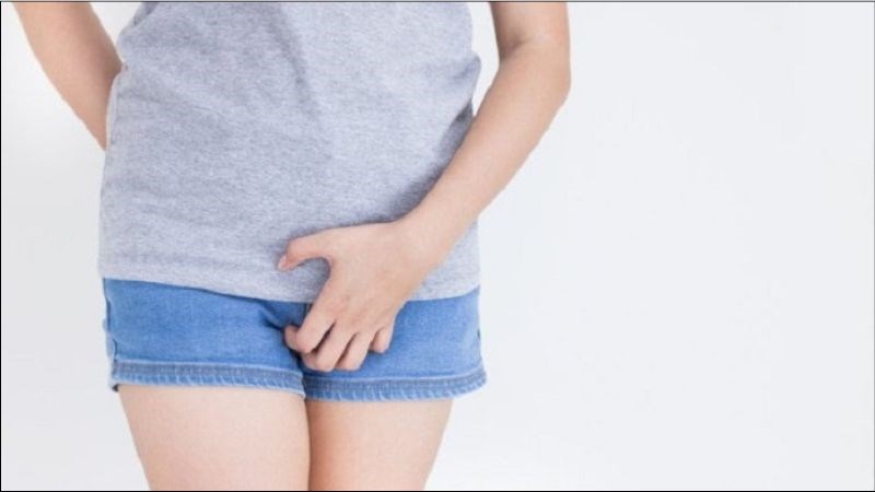 Ngứa vùng kín là dấu hiệu đầu tiên của chị em khi gặp tình trạng viêm phụ khoa
