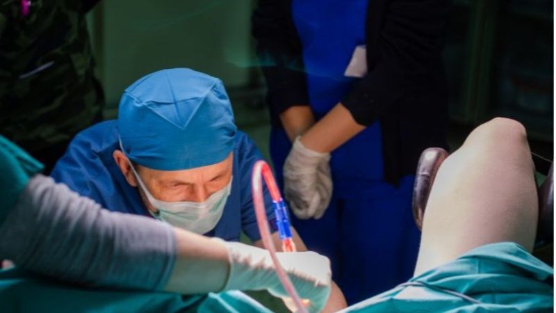 Tùy vào nguyên nhân gây bệnh mà có thể điều trị viêm phụ khoa bằng thuốc hay can thiệp phẫu thuật