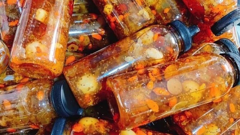 Bạn có thể cho chè dưỡng nhan vào lọ thủy tinh và bảo quản trong tủ lạnh