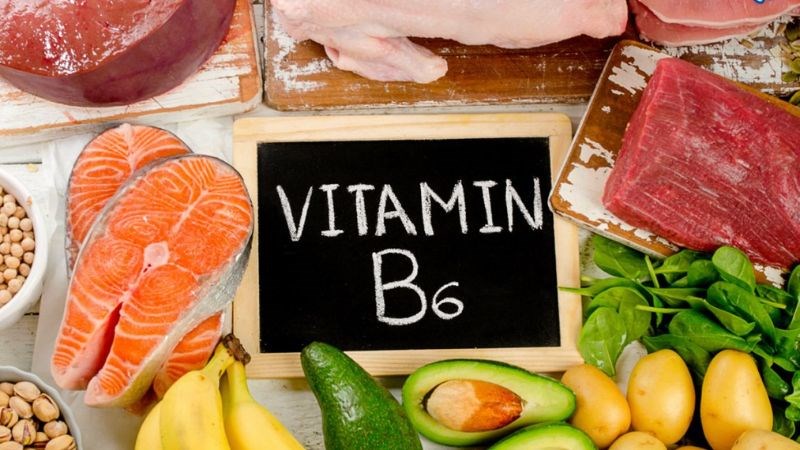 Thực phẩm giàu vitamin B6 gồm có gan bò, cá hồi, khoai tây, ức gà, chuối