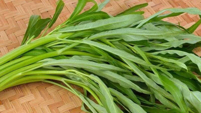 Sau khi cắt mí, người bệnh không nên ăn rau muống