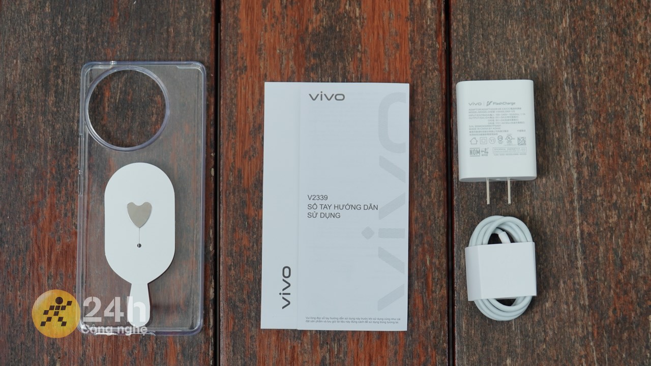 Vivo V30e được trang bị đầy đủ những món phụ kiện cần thiết.