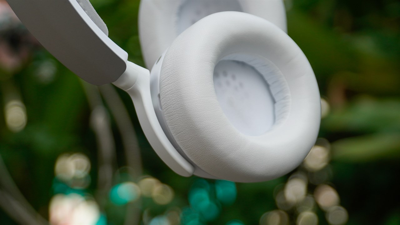 Đệm tai của SteelSeries ARCTIS NOVA Pro Wireless được làm rất dày dặn và êm ái.