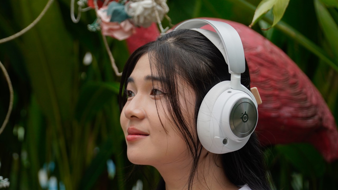 Cảm giác đeo SteelSeries ARCTIS NOVA Pro Wireless rất êm tai.