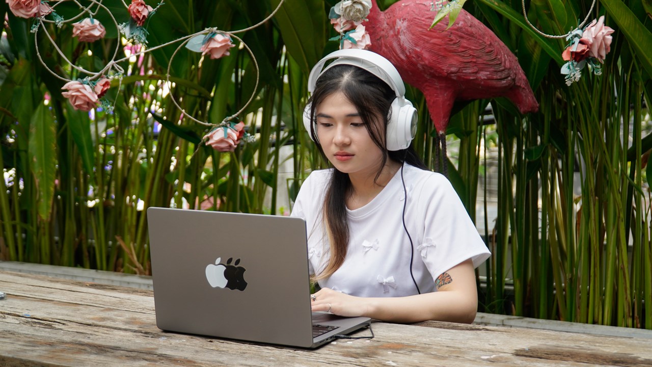 SteelSeries ARCTIS NOVA Pro Wireless cho phép người dùng kết nối được 2 thiết bị cùng một lúc.