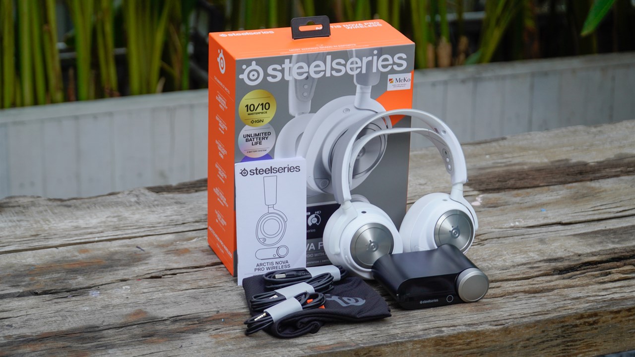 Bên trong hộp đựng SteelSeries ARCTIS NOVA Pro Wireless đi kèm với rất nhiều phụ kiện.