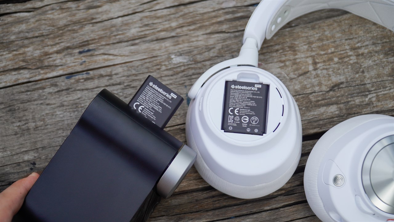 Bạn cũng có thể thay thế pin dễ dàng trên SteelSeries ARCTIS NOVA Pro Wireless.