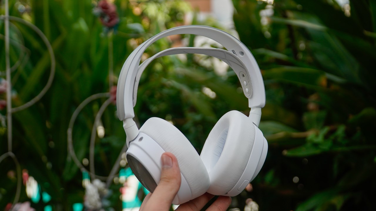 SteelSeries ARCTIS NOVA Pro Wireless được thiết kế rất chắc chắn và sang trọng với tông màu trắng làm chủ đạo.