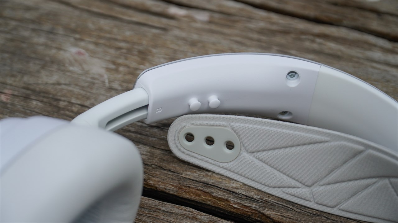 Tuy nhiên phần băng đô này lại dễ bị ố vàng khi đeo lâu do có màu trắng.