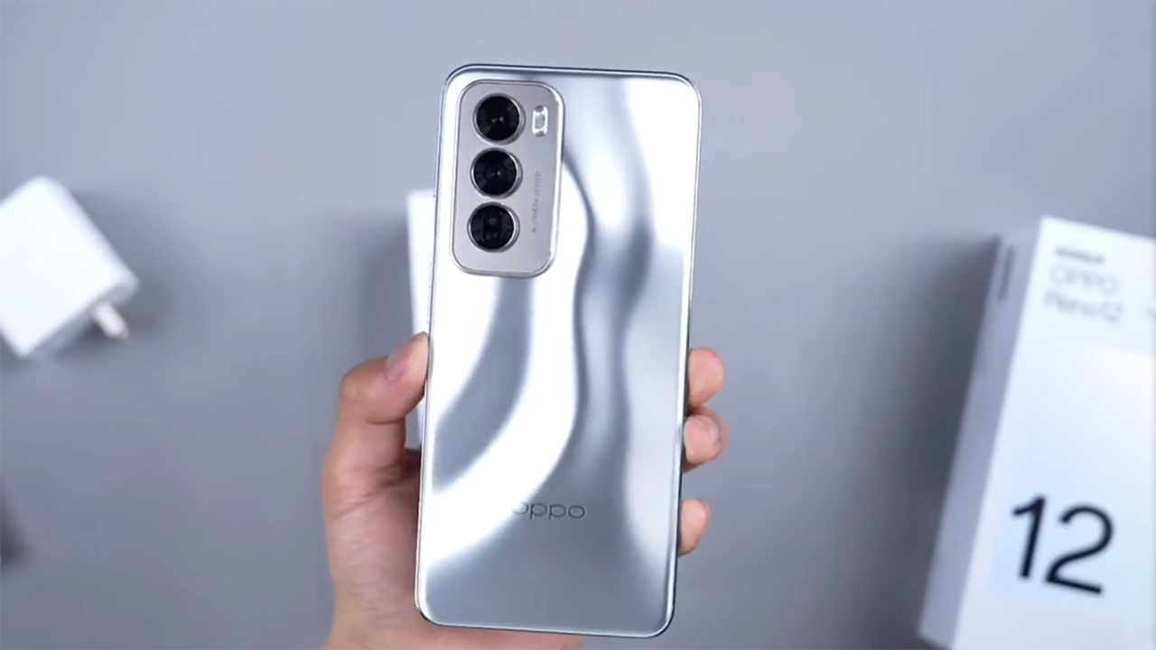 Cảm giác cầm nắm OPPO Reno12 Series rất thoải mái. Nguồn: Pro Tech City.